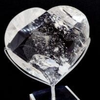Krištáľ srdce na kovovom stojane